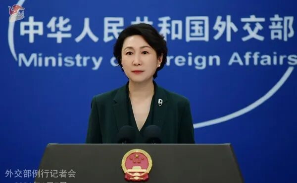 外媒称“中国正与伊朗讨论允许船只安全通过霍尔木兹海峡”，外交部回应